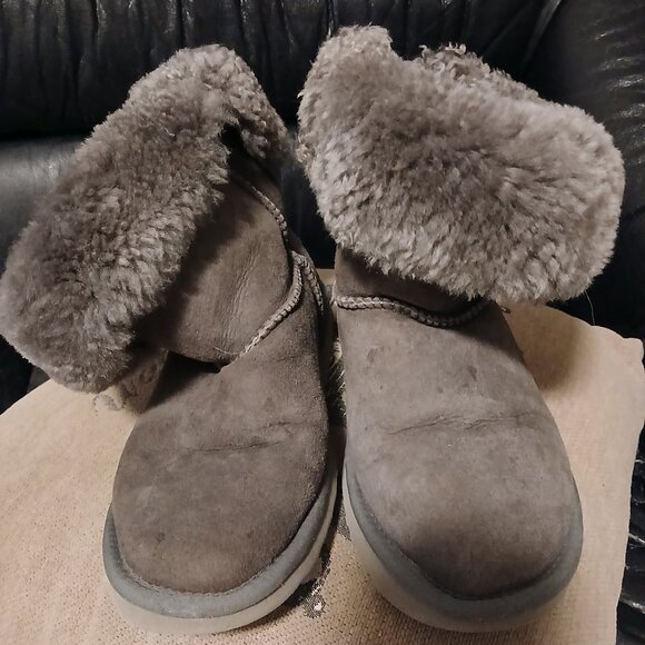UGG BAILEY BUTTON II GREY SUEDE SHEEPSKIN CLASSIC WOMEN'S BOOTS - Picture 1 of 7